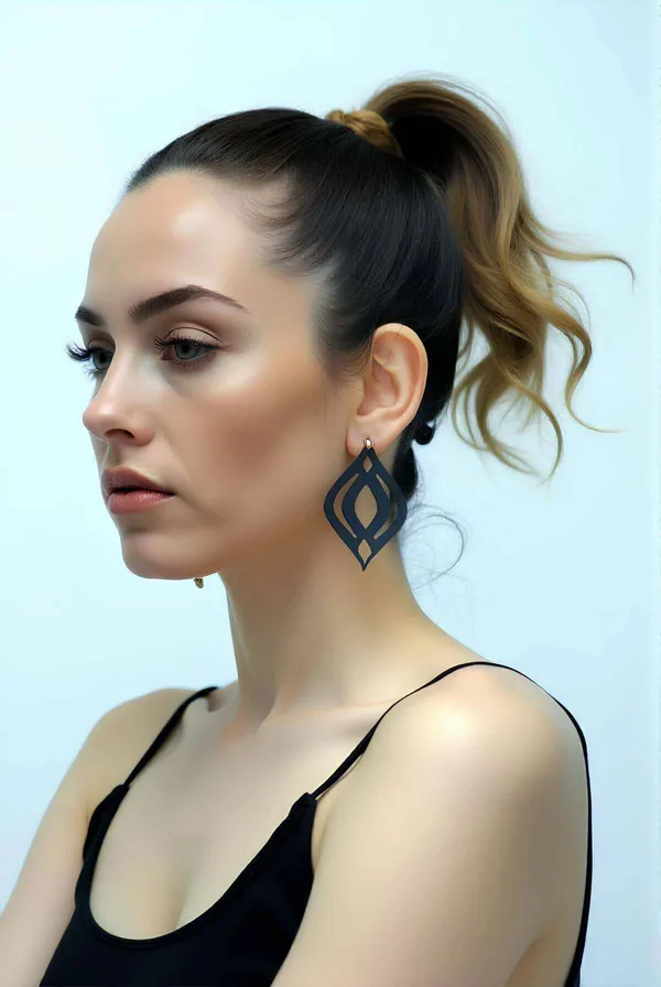 Toptan lazer kesim statement küpe, Black Vegan Leather Drop Earrings with Cut-Out Motif