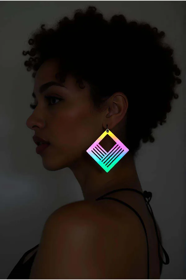 Loş ışıkta çekilmiş reflektif lazer kesim küpe, Reflective Geometric Square Laser Cut Earrings