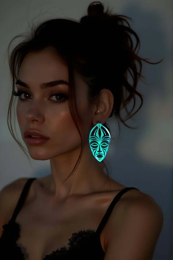 Loş ışıkta çekilmiş reflektif lazer kesim küpe, Reflective Ethnic Face Drop Earrings