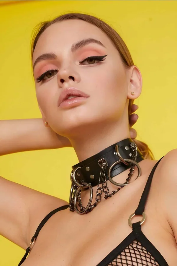 Choker e collana girocollo in similpelle all'ingrosso, Wide Faux Leather Choker with O-Rings & Chains