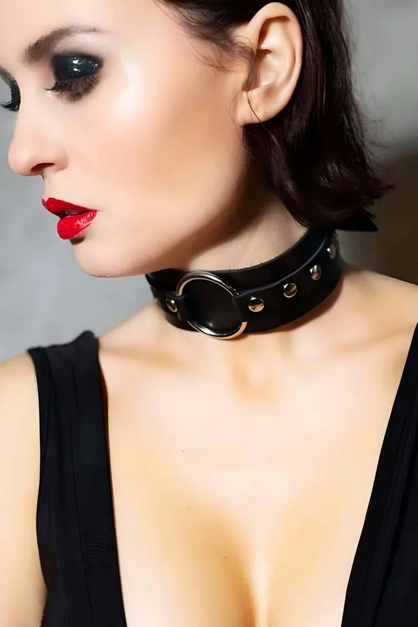 Choker e collana girocollo in similpelle all'ingrosso, Wide Black Faux Leather Choker with O-Ring and Studs