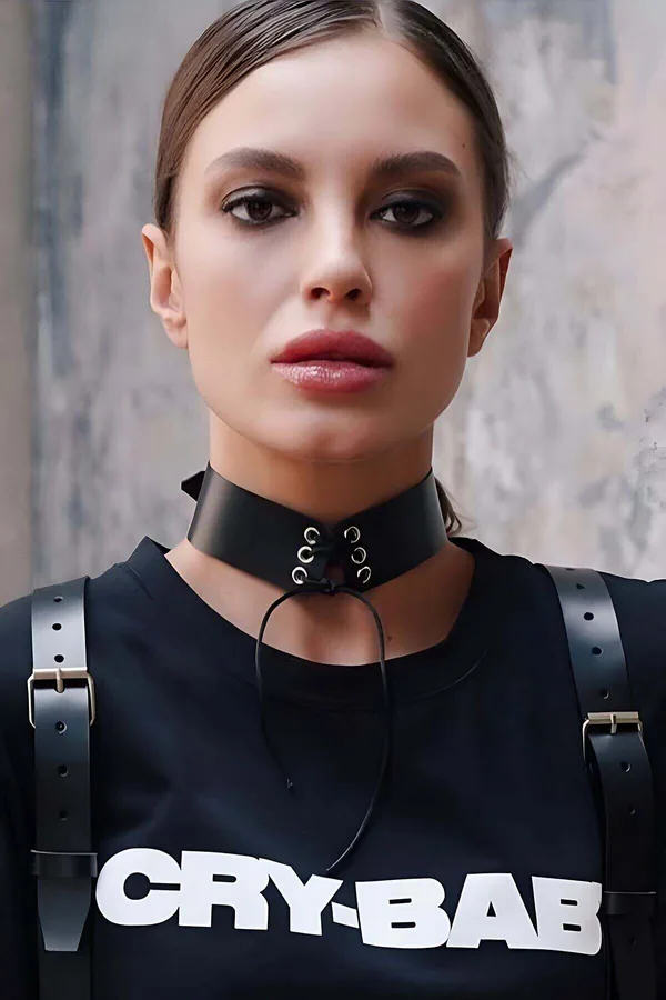 Dettaglio dell'anello a O su un choker in similpelle, Lace-Up Faux Leather Choker with Eyelets